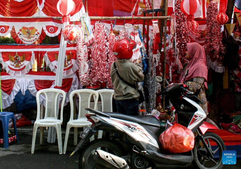 A customer buys some decorations ahead of the 78th Independence Day in Darmo Kali, Surabaya, East Java, Indonesia, Aug. 15, 2023. August 17 marks the Independence Day of Indonesia.(Photo: Xinhua)