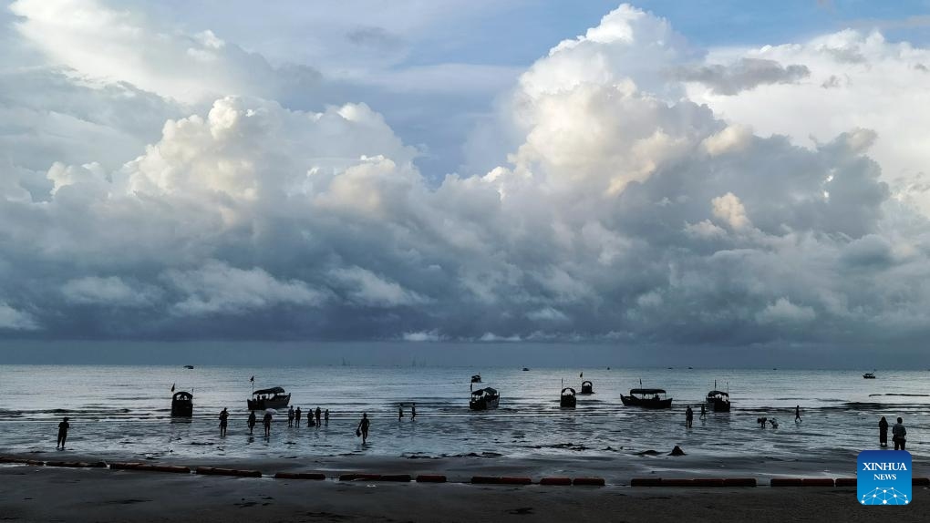 Tourists have fun at Jintan beach in Dongxing, south China's Guangxi Zhuang Autonomous Region, Aug. 15, 2023. Jintan beach, which is located in the southern part of the Wanwei Island, has a coastline of 15 kilometers and is named after its golden sand color.(Photo: Xinhua)