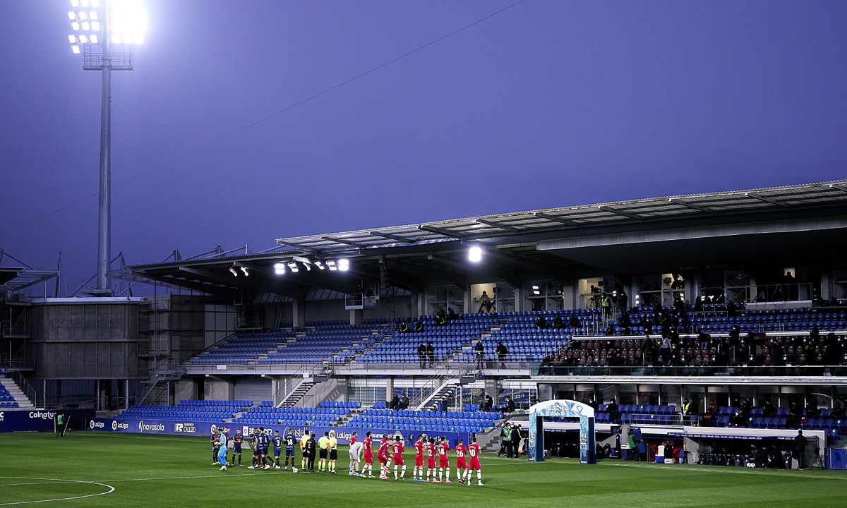 Players stand on the pitch prior to a match at SD Huesca's Estadio El Alcoraz, in Huesca, Spain. Photo: VCG