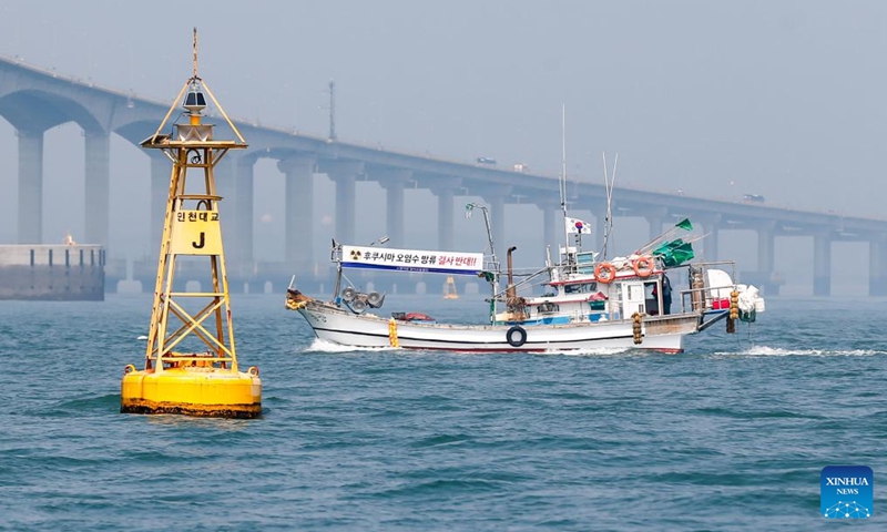 A fishing boat sails to protest against Japan's planned discharge of radioactive wastewater into the ocean, in waters off Incheon, South Korea, Aug. 14, 2023. A group of South Korean fishing boats on Monday staged a maritime parade in waters off the country's western port city of Incheon as part of the efforts in recent months by local fishermen to express their firm opposition to Japan's planned discharge of radioactive wastewater into the ocean.(Photo: Xinhua)