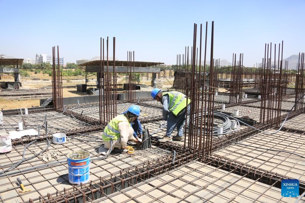 Afghan employees work at the construction site of a China-funded housing complex in Kabul, Afghanistan, Aug. 13, 2023.(Photo: Xinhua)