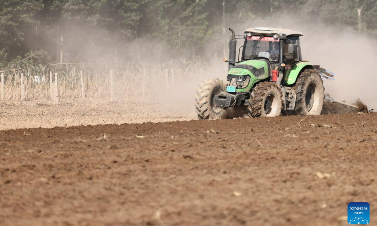 A farmer works in the field with agricultural machinery in Baimazhuang Village of Douzhuang Township, Zhuozhou City, north China's Hebei Province, Aug 18, 2023. Photo:Xinhua