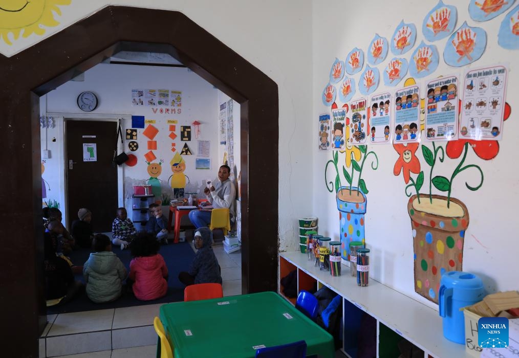 A teacher gives lessons to children at an early learning center in De Aar Town, more than 750 kilometers northeast of Cape Town, South Africa, on Aug. 11, 2023. This early learning center was funded by Longyuan South Africa Renewables of China Longyuan Power Group Corporation Limited, which has funded the establishment of four early learning centers in De Aar to provide education for children from poor families.(Photo: Xinhua)