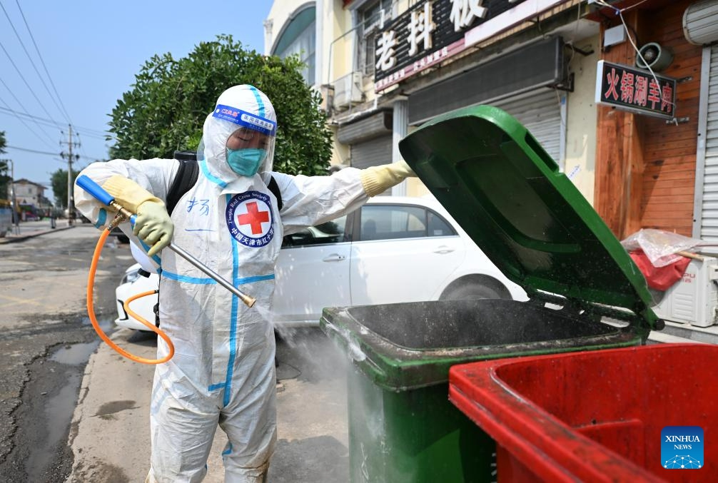 A staff member carries out disinfection at Taitou Town of Jinghai District, north China's Tianjin Municipality, Aug. 17, 2023. Some areas in Tianjin were affected by floods in the aftermath of recent heavy rainfall brought by Typhoon Doksuri. At present, the local authorities are conducting environmental disinfection to prevent epidemics after the floods.(Photo: Xinhua)