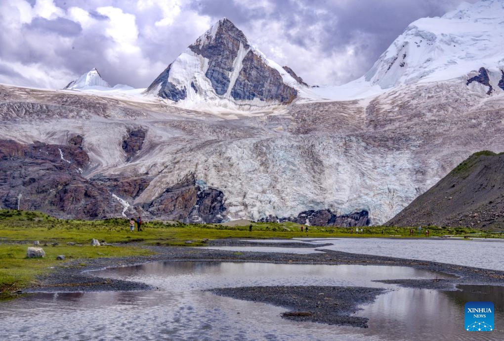 Tourists take a walk by the lake at the foot of the Sapukonglagabo Mountain in Biru County of Nagqu, southwest China's Tibet Autonomous Region, Aug. 16, 2023.(Photo: Xinhua)