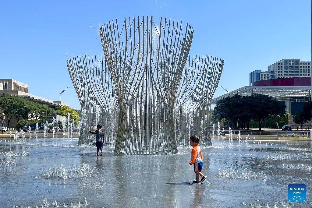 Children cool off at a fountain in Dallas, Texas, the United States, on Aug. 17, 2023. The highest temperature in Dallas area reached 43 degrees Celsius on Thursday.(Photo: Xinhua)