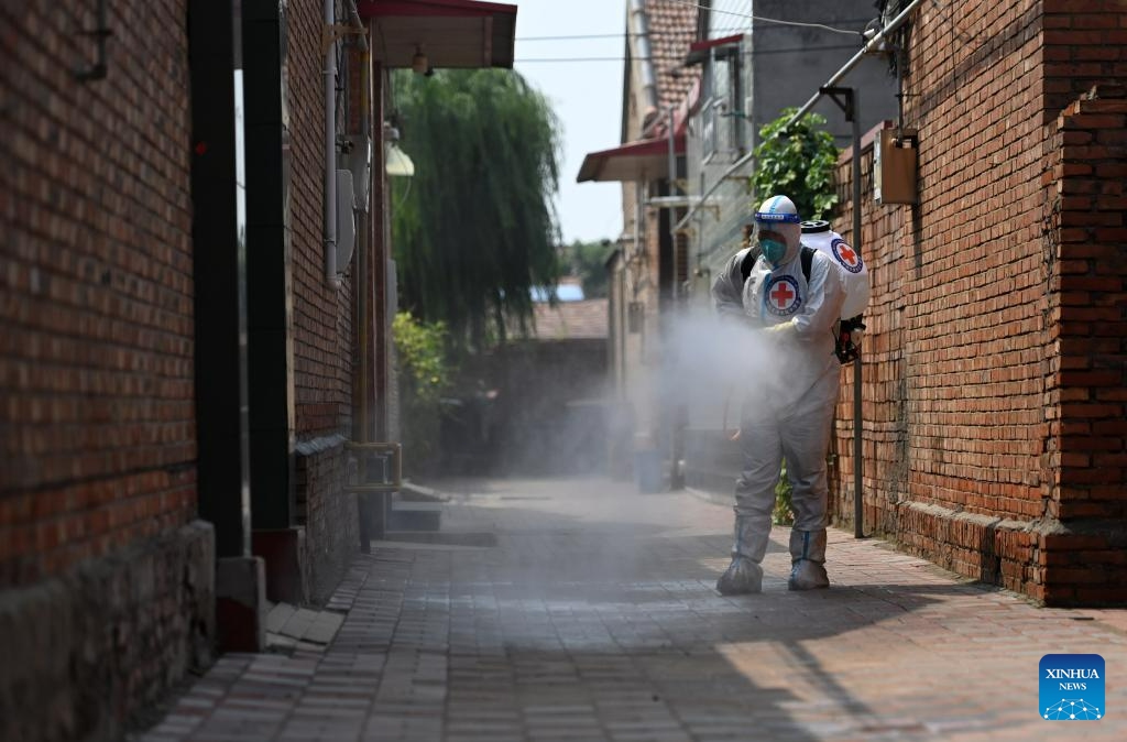 A staff member carries out disinfection at Taitou Town of Jinghai District, north China's Tianjin Municipality, Aug. 17, 2023. Some areas in Tianjin were affected by floods in the aftermath of recent heavy rainfall brought by Typhoon Doksuri. At present, the local authorities are conducting environmental disinfection to prevent epidemics after the floods.(Photo: Xinhua)