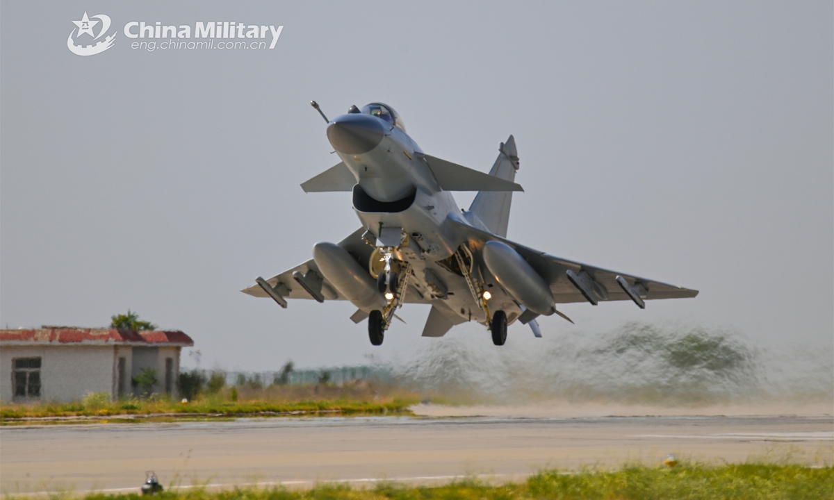 A J-10 fighter jet attached to an air station of the air force under the PLA Western Theater Command rises up to engage in a force-on-force red-blue exercise held in recent days. (eng.chinamil.com.cn/Photo by Yu zeqi)