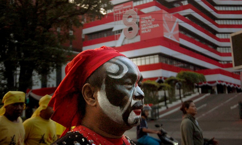 A man wearing Chinese face-changing makeup attends a cultural event to commemorate the 618th anniversary of Chinese Ming Dynasty navigator Zheng He's arrival at Semarang at Tugu Muda in Semarang, Central Java Province, Indonesia, on Aug. 19, 2023. Photo: Xinhua