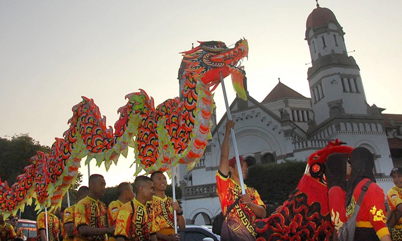 People perform dragon and lion dance during a cultural event to commemorate the 618th anniversary of Chinese Ming Dynasty navigator Zheng He's arrival at Semarang at Tugu Muda in Semarang, Central Java Province, Indonesia, on Aug. 19, 2023. Photo: Xinhua