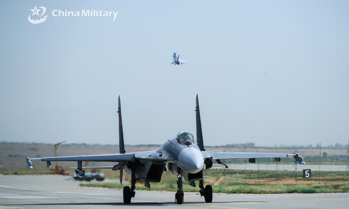 A J-11 fighter jet attached to an air station of the air force under the Western Theater Command taxies on the runway before taking off during a force-on-force red-blue exercise held in recent days. (eng.chinamil.com.cn/Photo by He Zhixin)