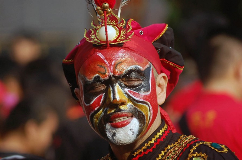 A man wearing Chinese face-changing makeup attends a cultural event to commemorate the 618th anniversary of Chinese Ming Dynasty navigator Zheng He's arrival at Semarang at Tugu Muda in Semarang, Central Java Province, Indonesia, on Aug. 19, 2023. Photo: Xinhua