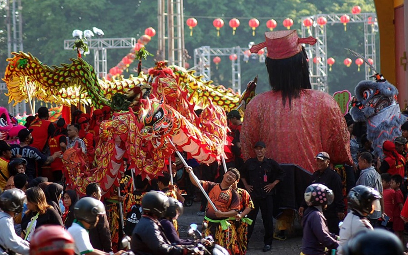 People perform dragon and lion dance during a cultural event to commemorate the 618th anniversary of Chinese Ming Dynasty navigator Zheng He's arrival at Semarang at Tugu Muda in Semarang, Central Java Province, Indonesia, on Aug. 19, 2023. Photo: Xinhua