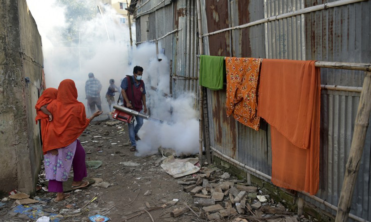 A worker sprays anti-mosquito fog in Dhaka, Bangladesh, on Aug. 20, 2023. (Xinhua)

