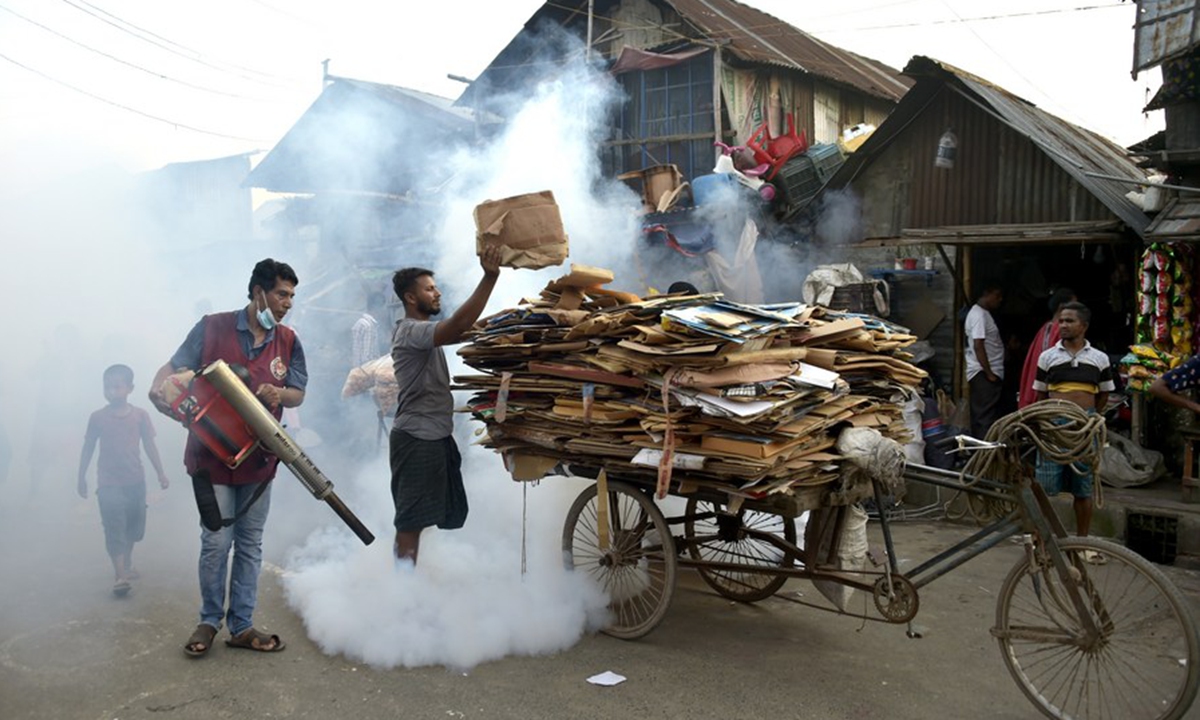 A worker sprays anti-mosquito fog in Dhaka, Bangladesh, on Aug. 20, 2023. (Xinhua)

