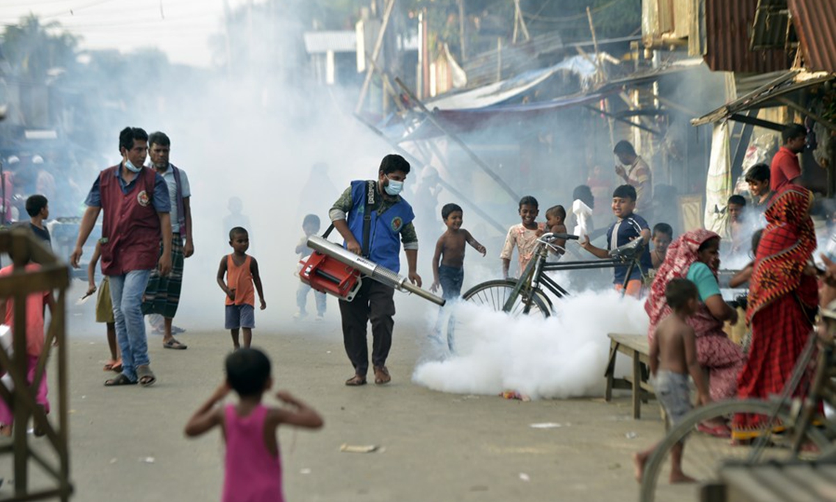 A worker sprays anti-mosquito fog in Dhaka, Bangladesh, on Aug. 20, 2023. (Xinhua)

