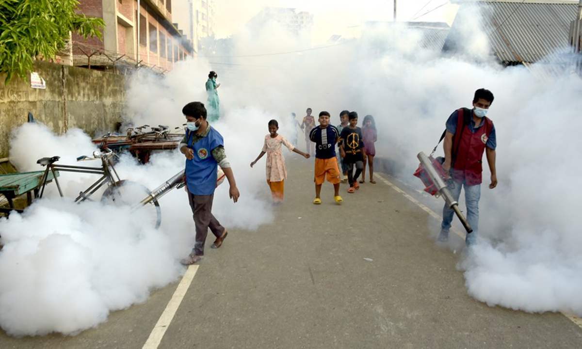 Workers spray anti-mosquito fog in Dhaka, Bangladesh, on Aug. 20, 2023. (Xinhua)

