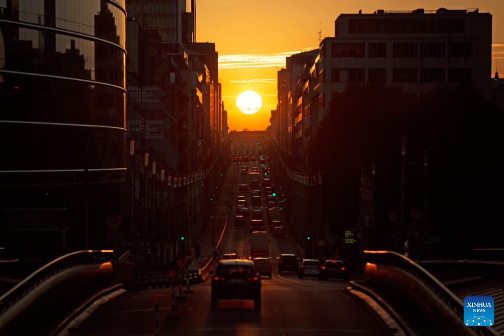 The sunset is seen over Rue de la Loi in Brussels, Belgium, on Aug. 21, 2023.(Photo: Xinhua)