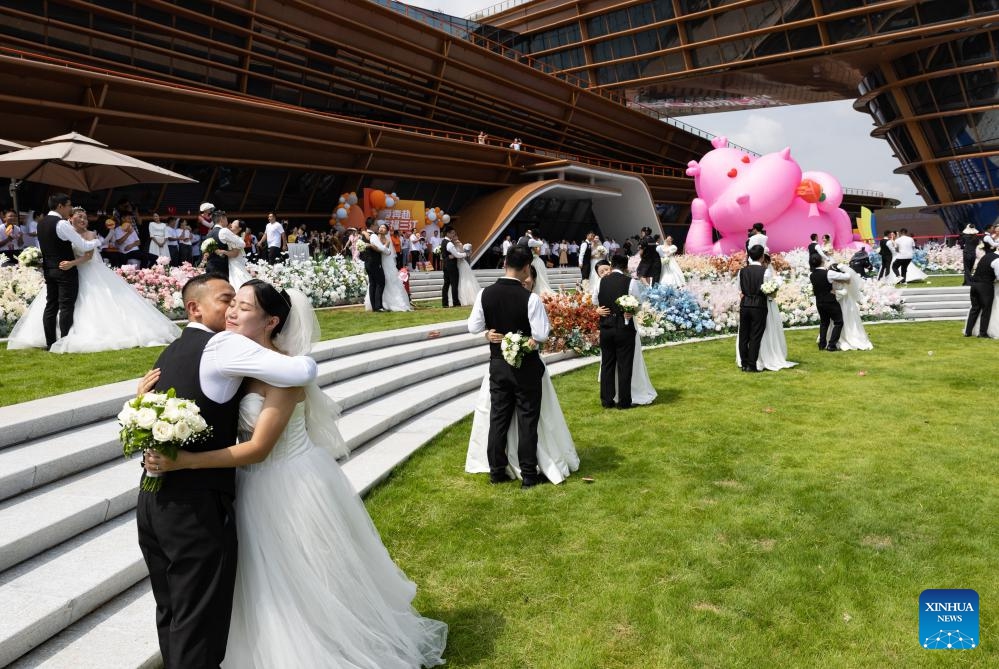 Couples attend a group wedding in Yibin, southwest China's Sichuan Province, Aug. 22, 2023. Many couples chose to get married on Tuesday, which is the traditional Qixi Festival, or the Chinese Valentine's Day.(Photo: Xinhua)