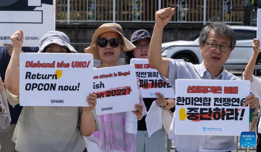 People holding placards attend a rally in downtown Seoul, South Korea, on Aug. 21, 2023. A group of South Korean peace activists on Monday held a rally against the joint military drill with the United States that kicked off earlier in the day. The activists from the Solidarity for Peace and Reunification of Korea (SPARK) gathered near the presidential office in central Seoul, where the defense ministry is also headquartered, to call for peace on the Korean Peninsula.(Photo: Xinhua)