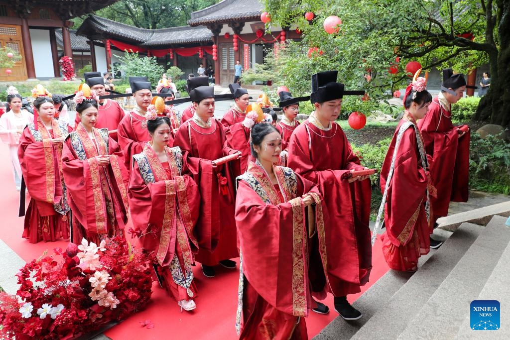 Couples attend a group wedding in Yibin, southwest China's Sichuan Province, Aug. 22, 2023. Many couples chose to get married on Tuesday, which is the traditional Qixi Festival, or the Chinese Valentine's Day.(Photo: Xinhua)