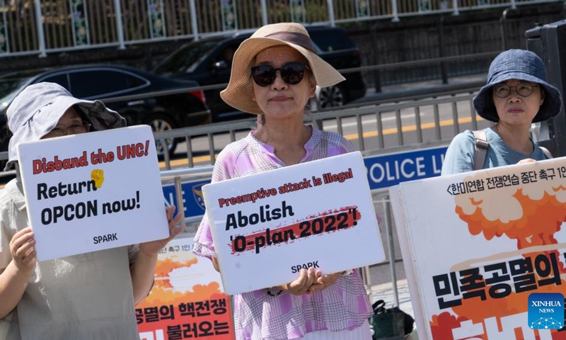 People holding placards attend a rally in downtown Seoul, South Korea, on Aug. 21, 2023. A group of South Korean peace activists on Monday held a rally against the joint military drill with the United States that kicked off earlier in the day. The activists from the Solidarity for Peace and Reunification of Korea (SPARK) gathered near the presidential office in central Seoul, where the defense ministry is also headquartered, to call for peace on the Korean Peninsula.(Photo: Xinhua)