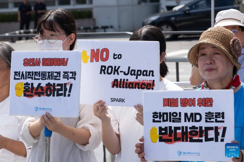 People holding placards attend a rally in downtown Seoul, South Korea, on Aug. 21, 2023. A group of South Korean peace activists on Monday held a rally against the joint military drill with the United States that kicked off earlier in the day. The activists from the Solidarity for Peace and Reunification of Korea (SPARK) gathered near the presidential office in central Seoul, where the defense ministry is also headquartered, to call for peace on the Korean Peninsula.(Photo: Xinhua)