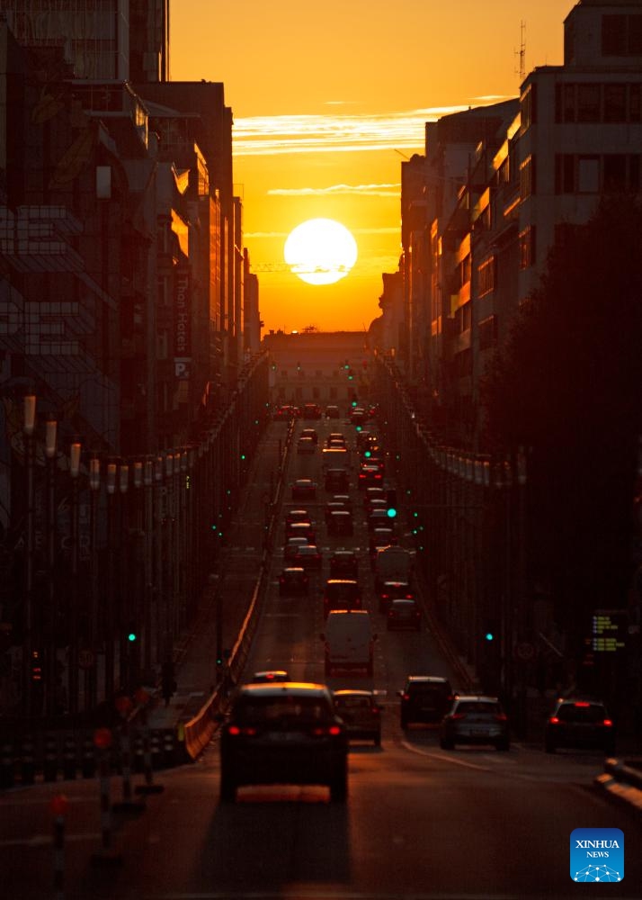 The sunset is seen over Rue de la Loi in Brussels, Belgium, on Aug. 21, 2023.(Photo: Xinhua)