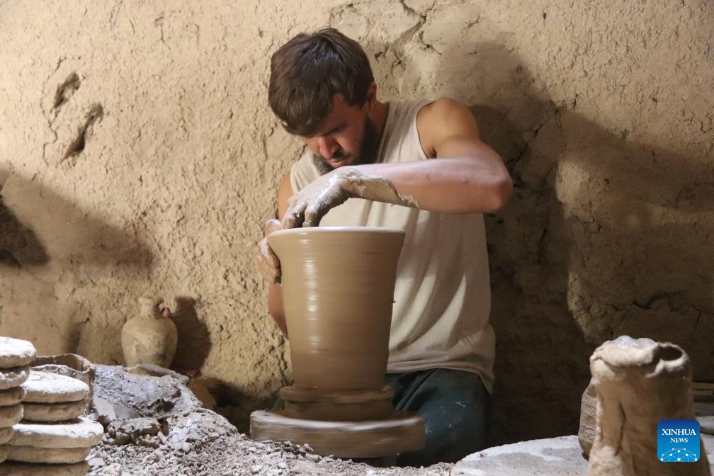 A potter makes pottery in Balkh Province, Afghanistan, Aug. 23, 2023.(Photo: Xinhua)