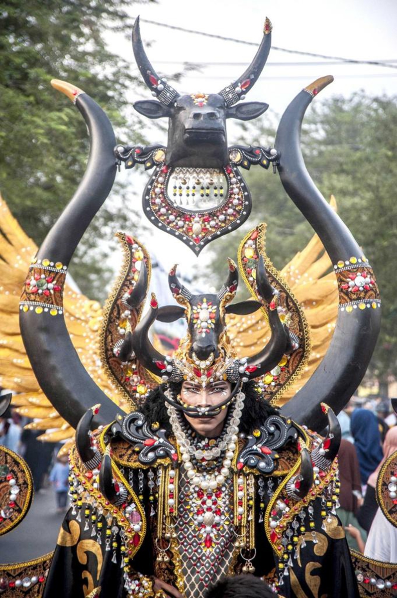 A performer participates in Jogja Fashion Carnival at Malioboro street in Yogyakarta, Indonesia, on Aug. 26, 2023. Photo: Xinhua