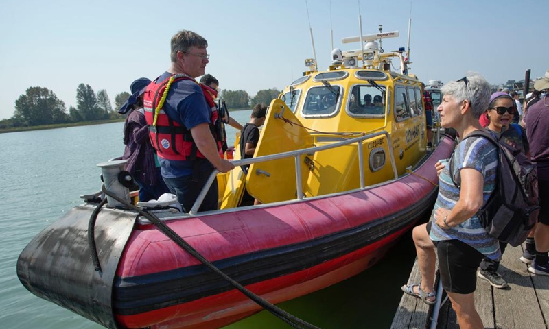 A resident chats with a member of the Royal Canadian Marine Search and Rescue at the 20th Richmond Maritime Festival in Richmond, British Columbia, Canada, on Aug. 26, 2023. Photo: Xinhua