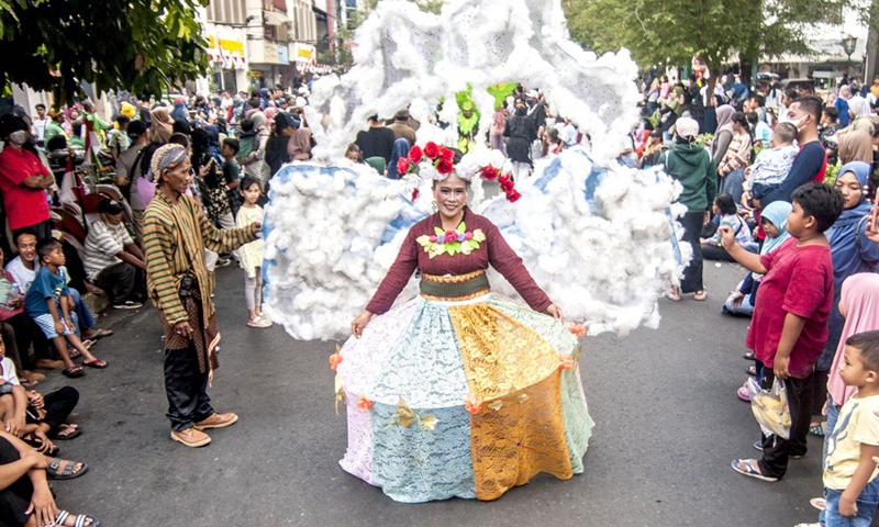 A performer participates in Jogja Fashion Carnival at Malioboro street in Yogyakarta, Indonesia, on Aug. 26, 2023. Photo: Xinhua