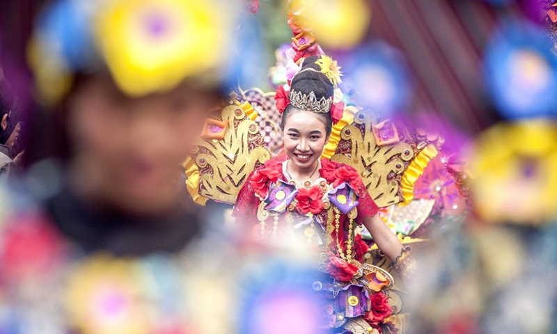 A performer participates in Jogja Fashion Carnival at Malioboro street in Yogyakarta, Indonesia, on Aug. 26, 2023. Photo: Xinhua