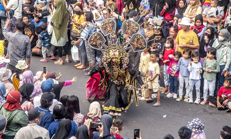 A performer participates in Jogja Fashion Carnival at Malioboro street in Yogyakarta, Indonesia, on Aug. 26, 2023. Photo: Xinhua