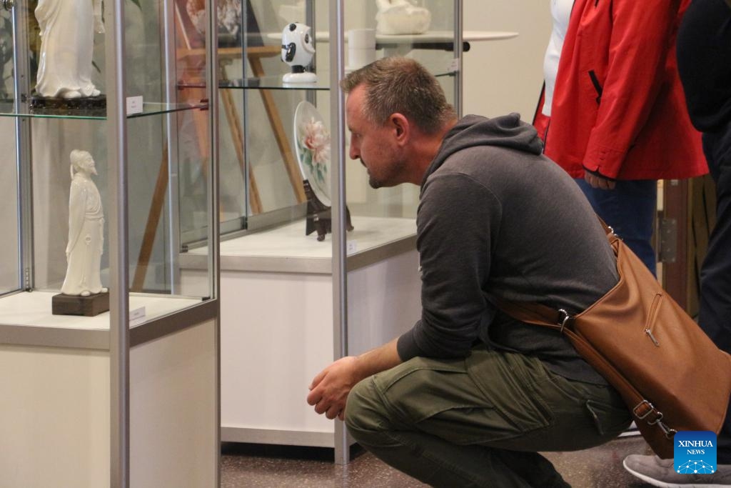 A visitor views an exhibit during an itinerant exhibition of Chinese Dehua white porcelain in Frankfurt, Germany, Aug. 29, 2023. An exhibition of the famous Chinese Dehua white porcelain is in full swing at the Stadthaus in Frankfurt, Germany. Over 90 items of Dehua white porcelain, known to European customers as Blanc de Chine, are on display at the exhibition.(Photo: Xinhua)