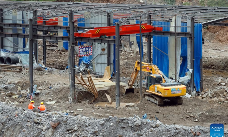 This photo taken on Aug. 30, 2023 shows rescuers working at the make-shift houses of the workers in the steel bar processing site of the Shudao Group that was undertaking the highway construction project in the lower reaches of the Lugaolin River in Jinyang County of Liangshan Yi Autonomous Prefecture, southwest China's Sichuan Province.(Photo: Xinhua)