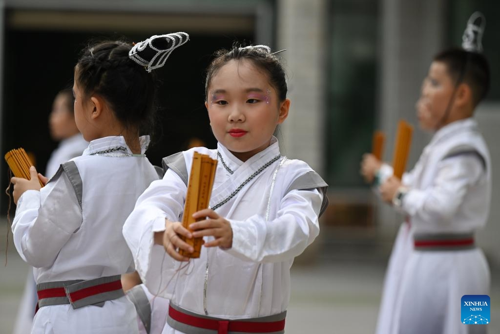 Students read aloud the Thousand Character Classic, a Chinese poem used as a primer for teaching Chinese characters to children in ancient China, in Tunxi road primary school of Hefei, east China's Anhui Province, Aug. 30, 2023.(Photo: Xinhua)