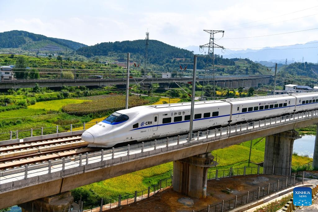 A bullet train runs on the Guiyang-Nanning high-speed railway in Duyun City, southwest China's Guizhou Province, Aug. 31, 2023. The 482-kilometer Guiyang-Nanning high-speed railway, linking Guiyang, capital of southwest China's Guizhou Province, and Nanning, capital of south China's Guangxi Zhuang Autonomous Region, launched its full-scale services on Thursday.(Photo: Xinhua)