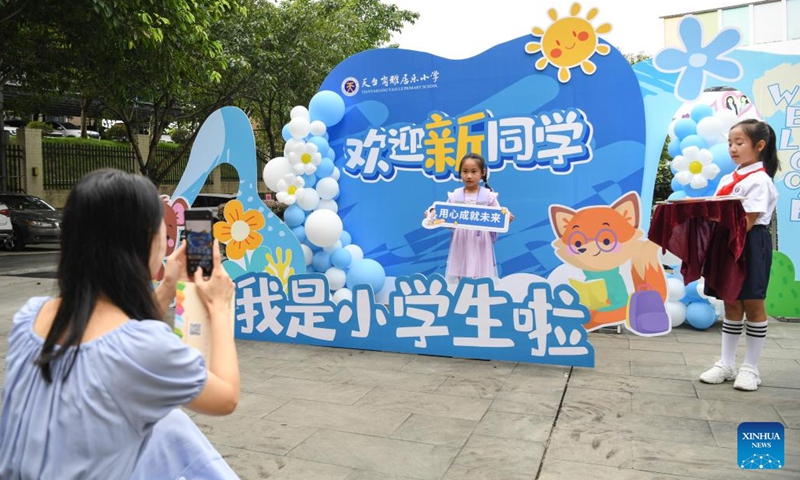 A first grader poses for pictures at the Yajule primary school in Nan'an District of southwest China's Chongqing, Aug. 30, 2023.(Photo: Xinhua)