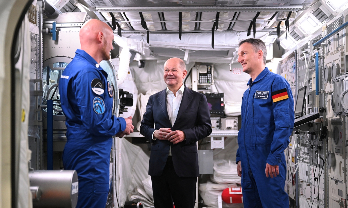 

German Chancellor Olaf Scholz listens to German astronauts Matthias Maurer and Alexander Gerst inside a model of the Columbus module at the Neutral Bouyancy Facility during a visit to the European Space Agency's Astronaut Center in Cologne, Germany, on September 1, 2023.   Scholz is expected to learn about experiments on the International Space Station in the disciplines of material sciences, life sciences, technology and extraterrestrial science, as well as their benefits. Photo：IC