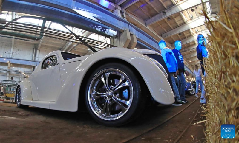 People visit a show of vintage vehicles in Minsk, Belarus, Sept. 2, 2023. About 200 vintage vehicles were on display here on Saturday. Photo: Xinhua