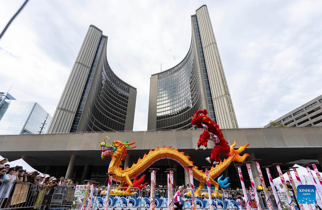 A lion dance team performs a high pole lion dance before the first Toronto Invitational Traditional Lion Dance Competition at the Nathan Phillips Square in Toronto, Canada, on Sept. 3, 2023. Four lion dance teams from different cities in Canada took part in this event here on Sunday to promote this traditional Chinese culture.(Photo: Xinhua)