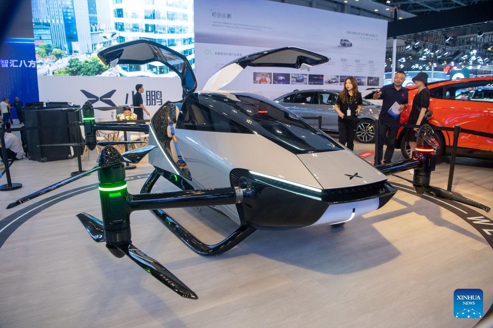 Visitors look at a XPeng X2 flying car on display during the Smart China Expo 2023 in southwest China's Chongqing Municipality, Sept. 4, 2023. The Smart China Expo 2023 opened at Chongqing International Expo Center on Monday. Scheduled until Wednesday, this year's expo focuses on smart, connected new energy vehicles. It has attracted over 500 exhibitors from home and abroad to display their cutting-edge technologies, products, and applications in smart industries and the digital economy.(Photo: Xinhua)