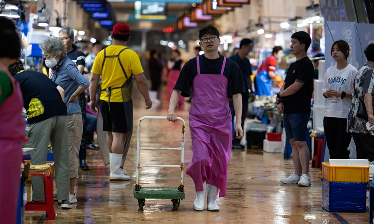 Vendors at Noryangjin Fisheries Wholesale Market in southern Seoul's Dongjak District receive customers, Friday. The market has seen a sharp decline in visitors since Japan began dumping wastewater in late August. Korea Times photo by Choi Won-suk