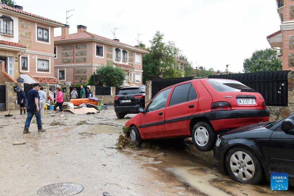 Residents clear up a road after storms in Villamanta of Madrid, Spain, Sept. 4, 2023. Spain's State Meteorological Agency (AEMET) has declared a red alert for extreme weather and heavy rainfall in central and eastern Spain on Sunday.(Photo: Xinhua)