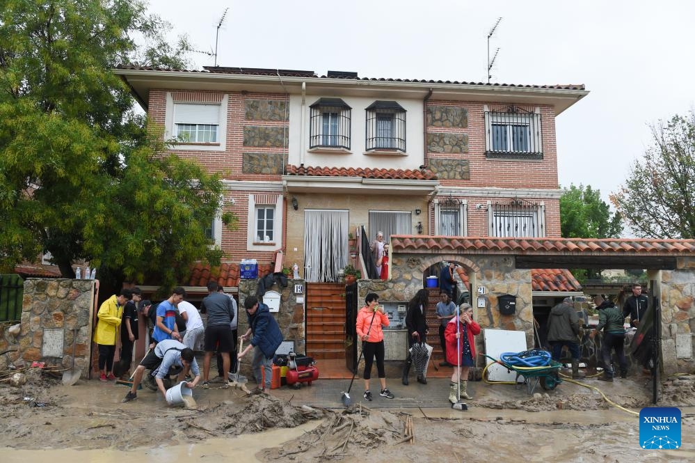 Residents clear up a road after storms in Villamanta of Madrid, Spain, Sept. 4, 2023. Spain's State Meteorological Agency (AEMET) has declared a red alert for extreme weather and heavy rainfall in central and eastern Spain on Sunday.(Photo: Xinhua)