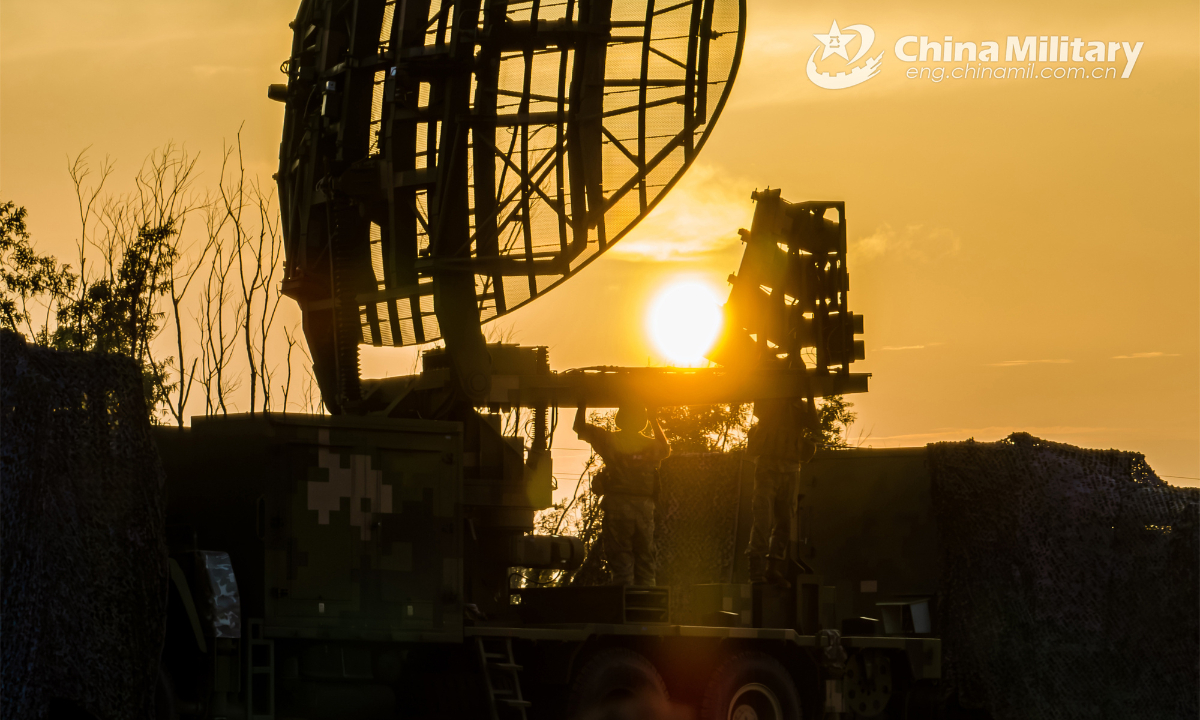 Soldiers assigned to a brigade under the PLA 73rd Group Army set up the antenna of a radar system during a force-on-force live-fire training exercise. The exercise, held in recent days, verified the troops' ability to use different weapons, equipment and ammunitions. Photo:China Military