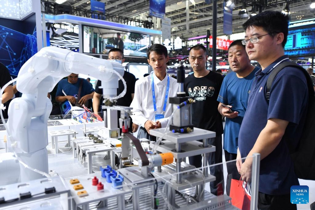 A staff member explains as visitors look at a smart factory robot in the China International Digital Economy Expo 2023 in Shijiazhuang, north China's Hebei Province, Sept. 6, 2023. The China International Digital Economy Expo 2023 kicked off here on Wednesday, focusing on the development of the industrial internet.(Photo: Xinhua)