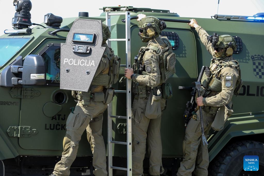 Members of the Lucko Anti-terrorist Unit take part in a demonstration exercise in Zagreb, Croatia, on Sept. 7, 2023. The 33rd anniversary of the founding of the Croatian special police Lucko anti-terrorist unit was celebrated here on Thursday.(Photo: Xinhua)