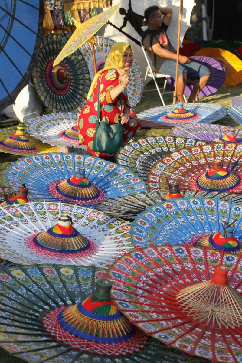 A woman poses for photos during Indonesia Umbrella Festival 2023 in Surakarta, Central Java, Indonesia, on Sept. 9, 2023. Photo: Xinhua